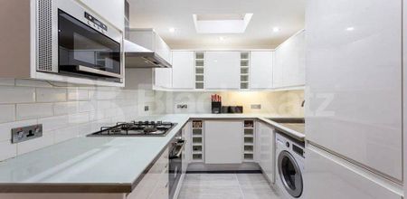 Stunning three bed two bath property set within a private development - Photo 2