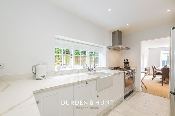 High Mead, Chigwell - Photo 1