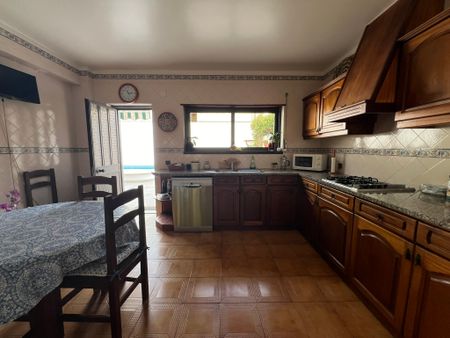 Furnished family house with swimming pool in a quiet residential area of Parede - Photo 5