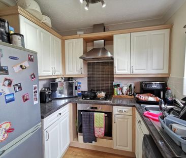 3 bedroom end of terrace house to rent - Photo 2