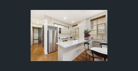 Heritage Charm & Fully Furnished Comfort in the Heart of Melbourne - Photo 3