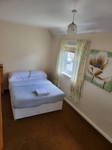 2 Bed Semi-Detached House, Town Street, LS10 - Photo 2