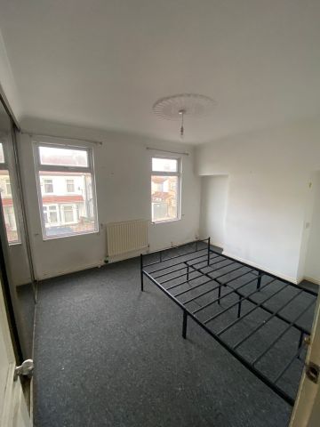 4 Bed Semi-Detached House, Faircross Avenue, IG11 - Photo 2