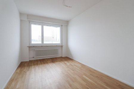 Moderne 4.5-Zimmer-Wohnung mit Balkon und zentraler Lage am Riehenring - Foto 2