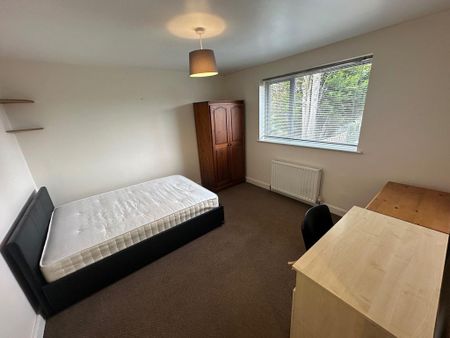 5 bedroom semi-detached house to rent - Photo 2