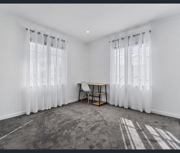 Beautifully renovated 3 bedroom house, pet friendly - Photo 5