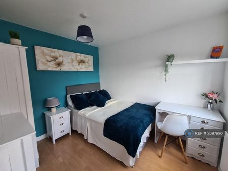 1 bedroom in a house share to rent - Photo 3