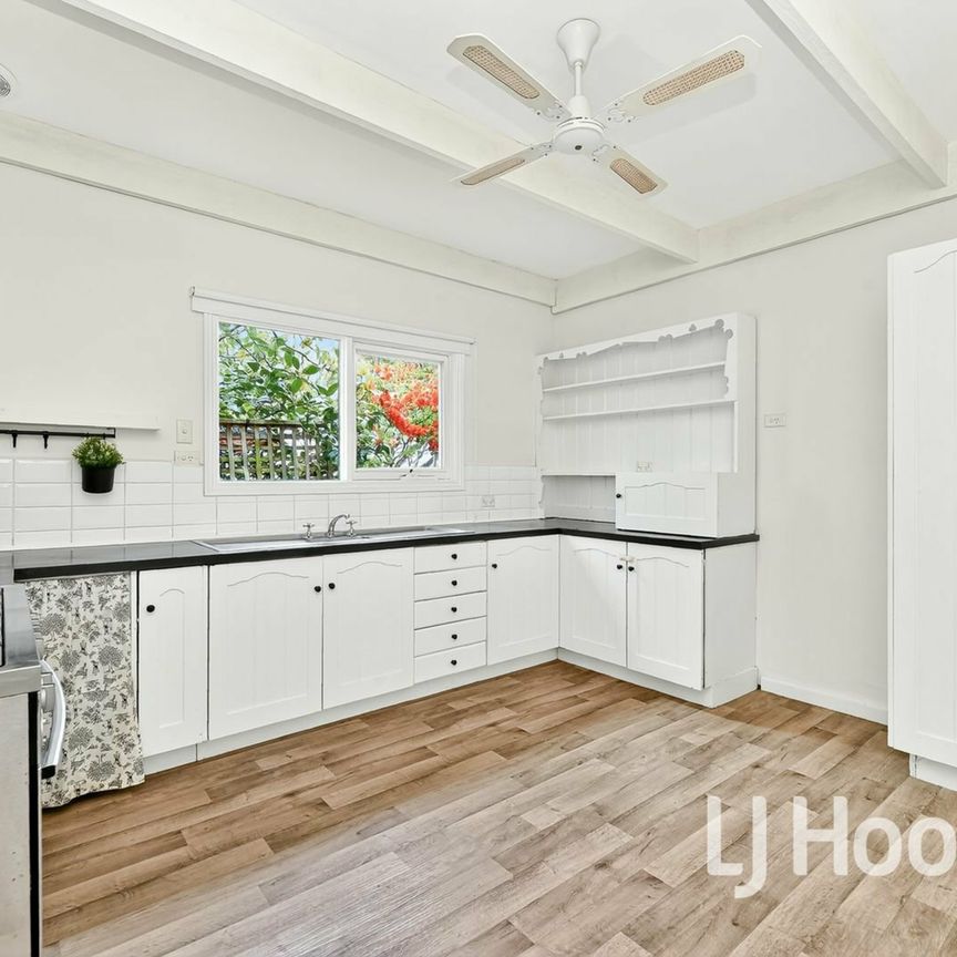 Charm On Sutton! - Photo 1