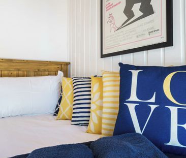Gorgeous light-filled beach house, only 450m from the beach - Photo 2