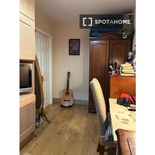 Cozy room in large shared apartment in Killiney, Dublin - Photo 1