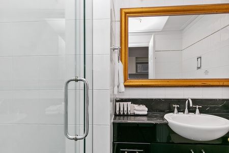 Fully Furnished Studio Apartment Opposite Central Station! - Photo 2