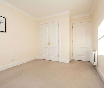 A bright first floor three bedroom unfurnished apartment with a pri... - Photo 6