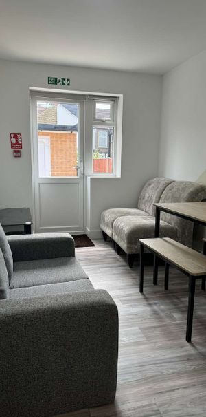 Stunning Rooms with Private En-Suites – Just 10 Minutes walk from Watford General Hospital! Room 3 - Photo 1