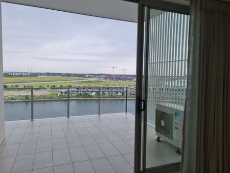 Stunning Top Floor 2 Bedroom Apartment with Lake Views - Photo 2