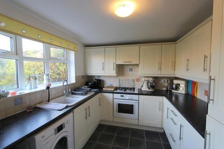 3 bedroom semi-detached house to rent - Photo 3