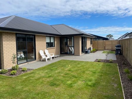 Gorgeous family living in Quarry Paddocks - Photo 2