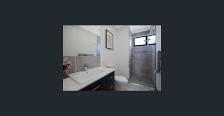 3 Bedroom Modern Townhouse - Photo 5