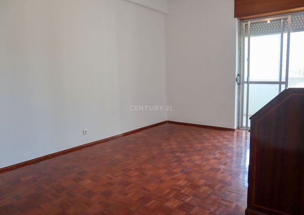 Apartamento T2 para arrendar na Amadora