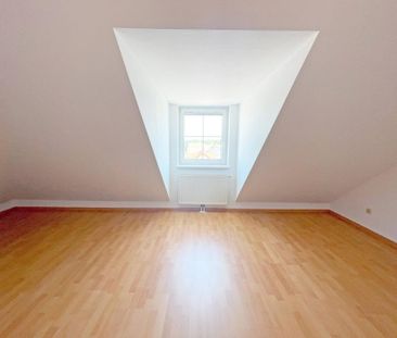 Große Dachgeschosswohnung mit 3 Zimmern und Terrasse! - Photo 1