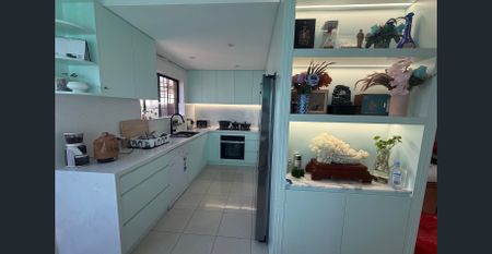 Beautiful Solid Full Brick Three Bedder Townhouse! - Photo 5