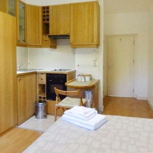 Studio to rent - Photo 2