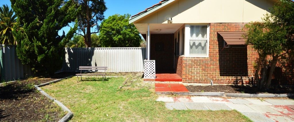 Spacious 3 Bedroom Home with Swimming Pool! - Photo 1