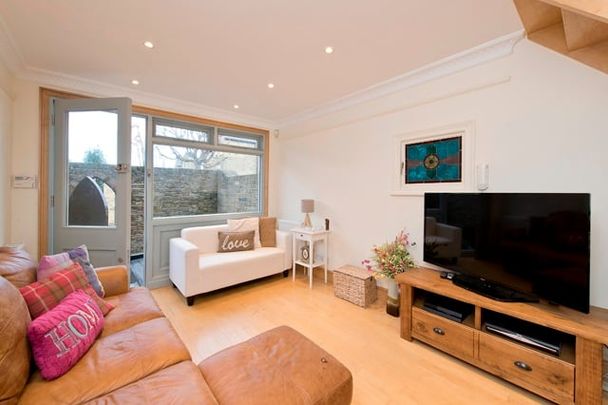 1 Bed End Terrace, Sedleigh Road, SW18 - Photo 1