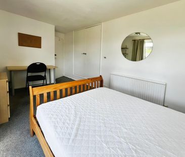 4 bedroom end of terrace house to rent - Photo 5