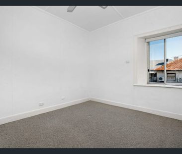 Tastefully renovated top floor two bedroom apartment - Photo 1