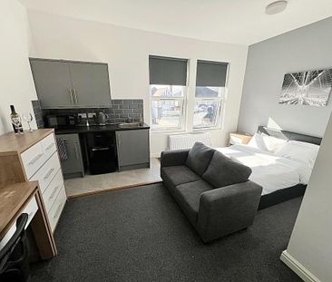 1 bedroom in a house share to rent - Photo 2