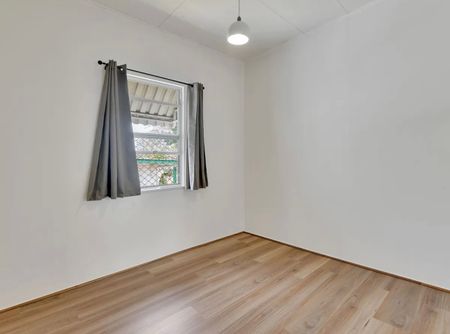 Light-Filled Queenslander Living Just Steps from Redbank Station - Photo 3