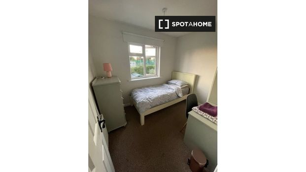 Light room in shared apartment in Artane, Dublin - Photo 1