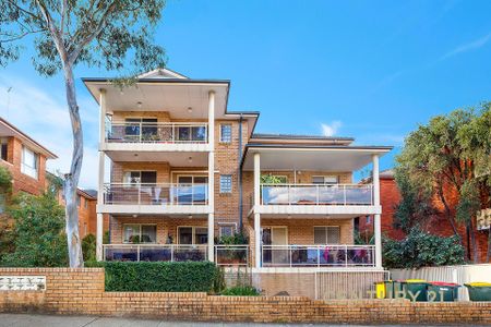 Modern Two Bedroom Apartment with Lock up Garage - Photo 2