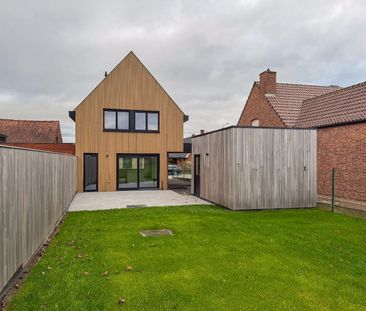 Volledig gerenoveerde woning met 3 slaapkamers, carport en tuin. - Photo 5