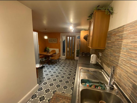 1 bedroom in a house share to rent - Photo 4