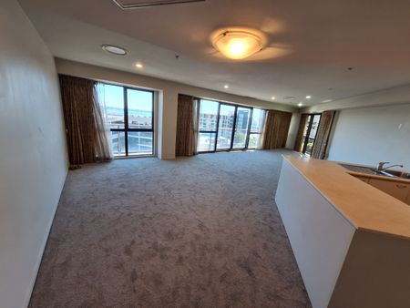 3 x Double Bedroom Apartment With A Carpark - Photo 3