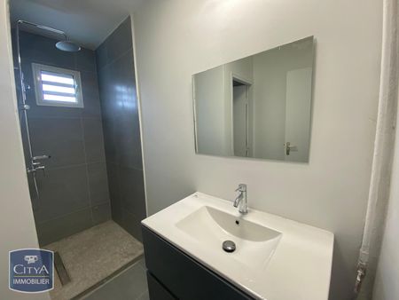 Location Maison 5 pièces 83m² LE PORT 97420 - Photo 2