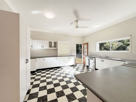 Spacious Family Home in Leafy Cul-De-Sac, with Pool! - Photo 3