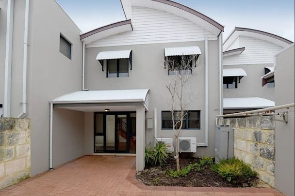 Modern Chic Townhouse in Prime Fremantle Location - Photo 1
