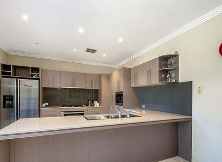 Large Five Bedroom House - Photo 3