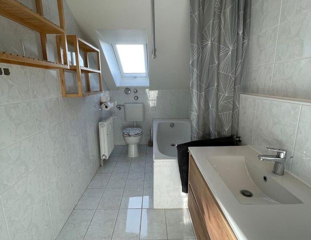 Vermietung: Helle 3 Zimmer DG Whg. in Gröbenzell, ca. 75 qm - Foto 1