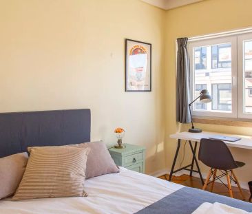 Room in a shared 6-bedroom apartment for rent in Lisbon - Foto 3