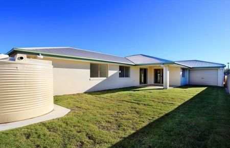 Air Conditioned Home with 2 Living Areas Plus Office - Photo 2