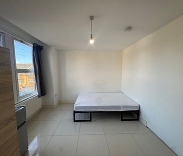 Room in a Shared Flat, London, N17 - Photo 2