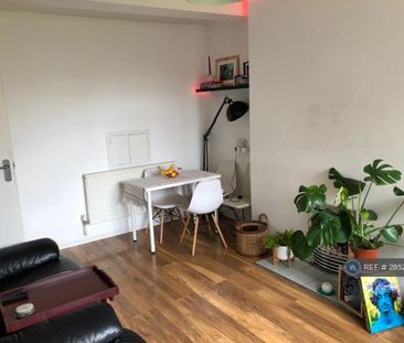 3 bedroom flat to rent - Photo 1