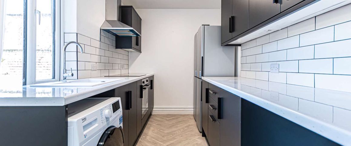 Queens Drive Room 5 - Photo 1