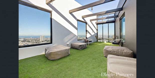 MODERN LIVING IN SOUTHBANK! - Photo 1