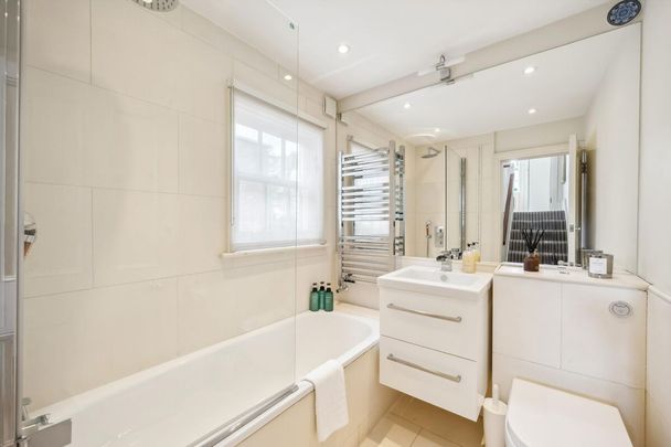 A beautifully presented period Chelsea townhouse with a private garden for let in SW10. - Photo 1