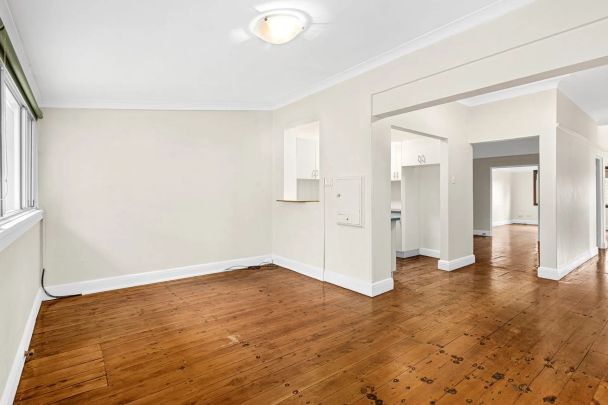 Spacious Three Bedroom Semi - Photo 1