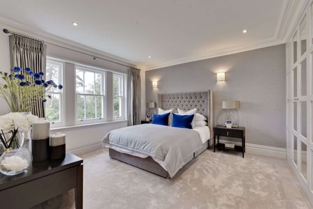 Modern four bedroom townhouse in a private gated development close to Oatlands village. - Photo 5